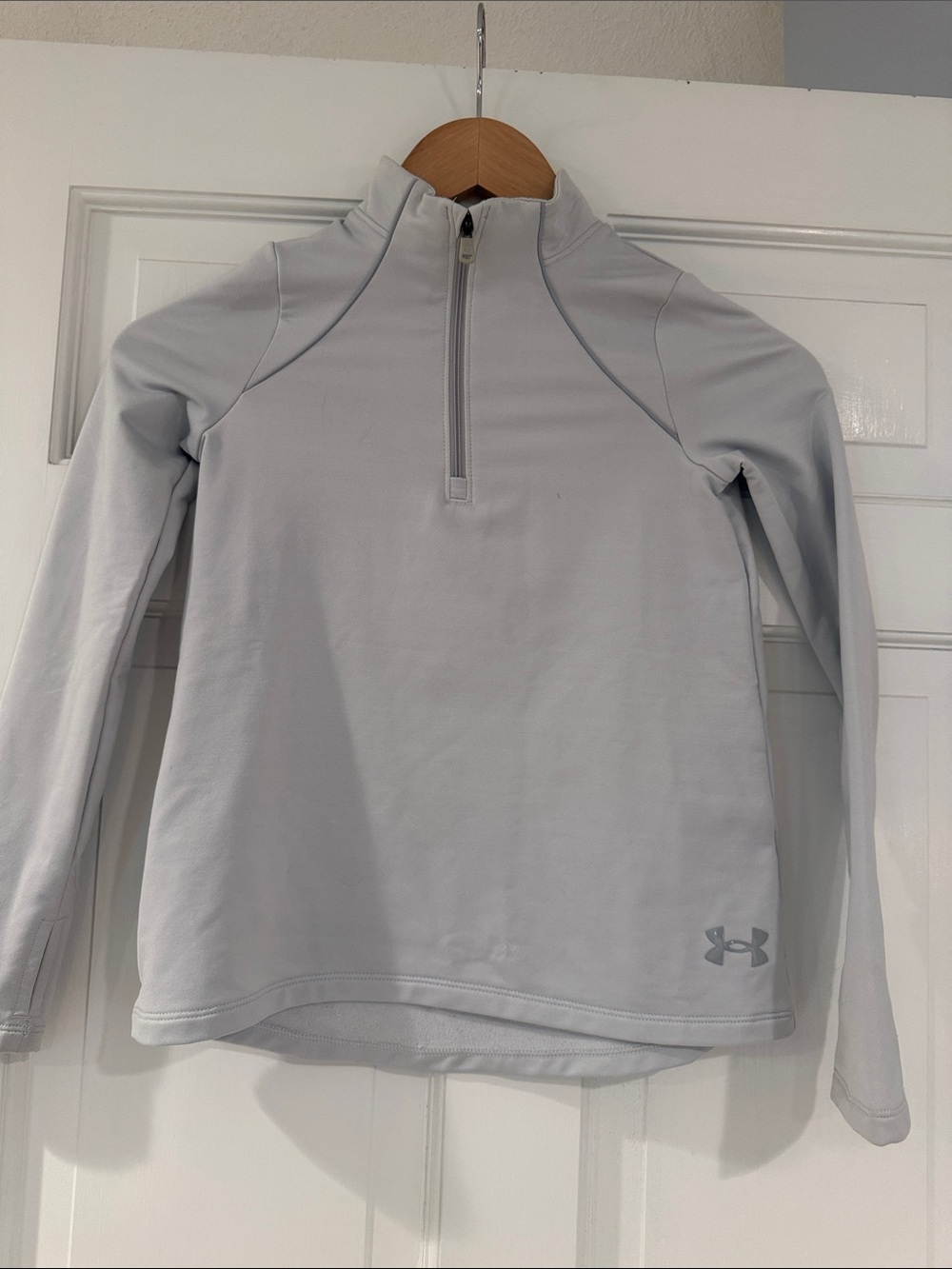 Under Armour Light Gray Half-Zip Athletic Pullover. Kids size XS. Has thumb hole